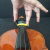 Устройство для чистки струн инструмента (скрипка/альт)