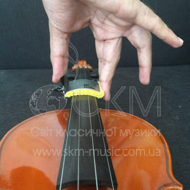 Устройство для чистки струн инструмента (скрипка/альт)